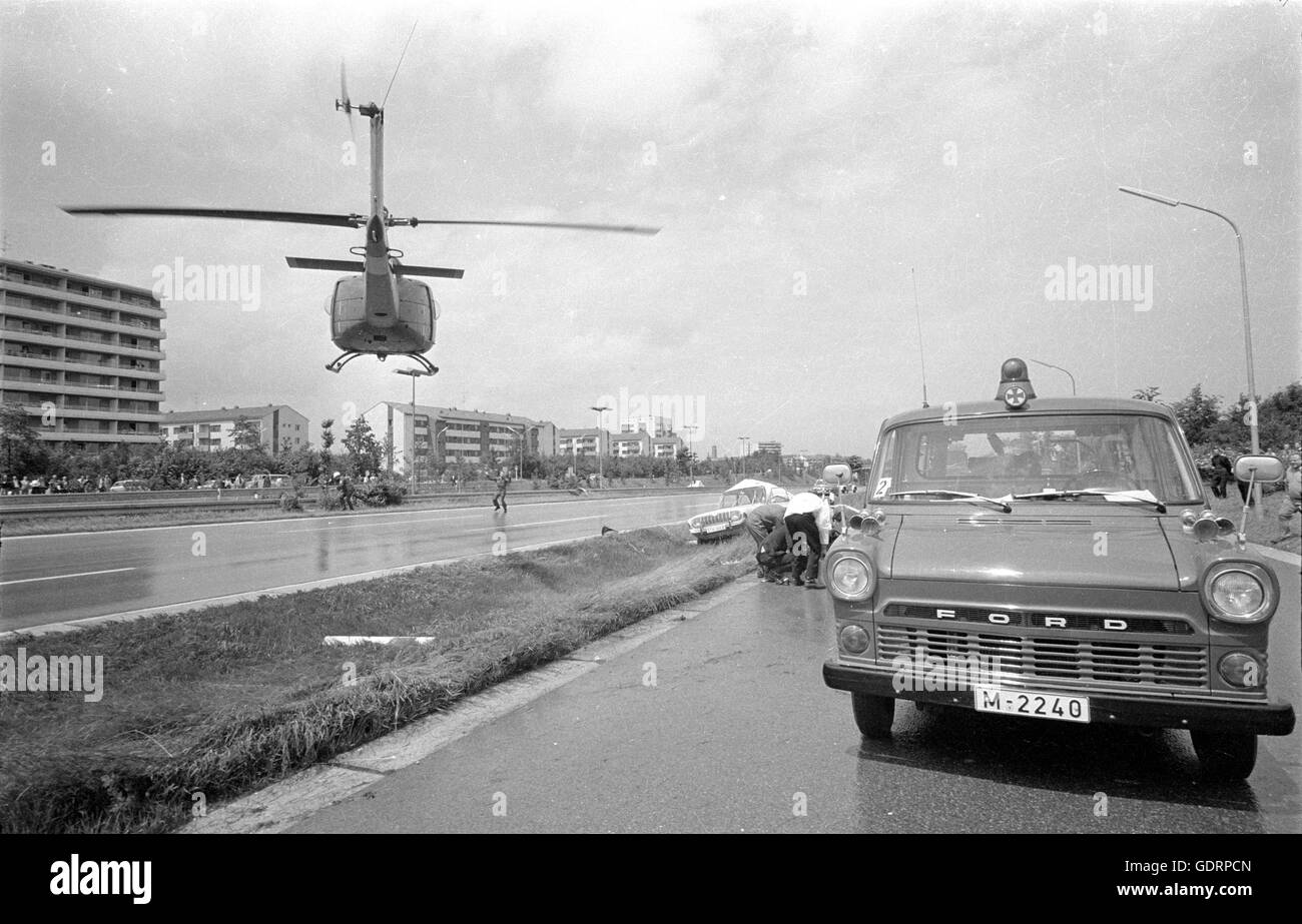 Rettungsaktion mit einem Hubschrauber in der Nähe von München, 1982 Stockfoto