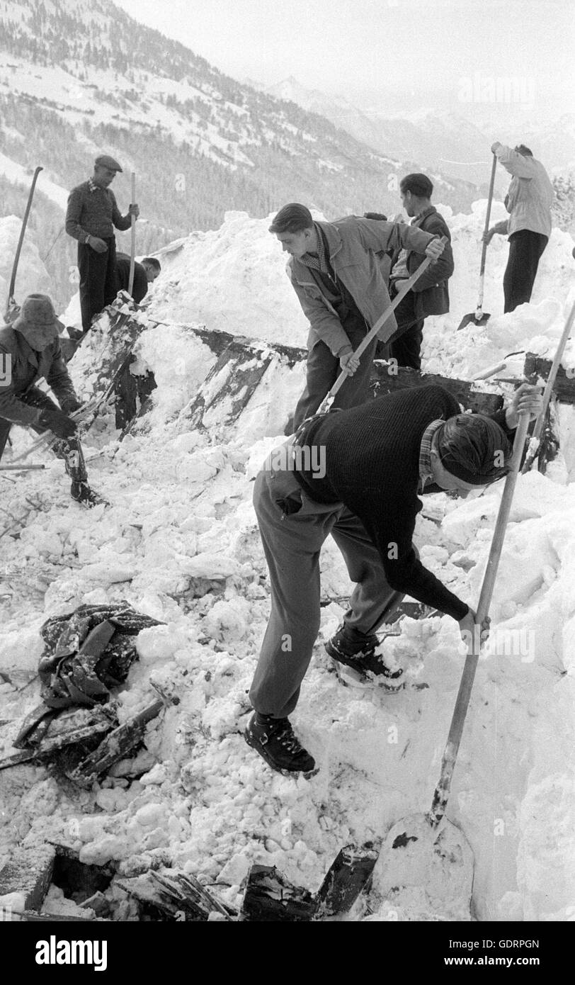 Graben Sie nach einer Lawine Retter ihren Weg durch den Schnee zu einem Gebäude, 1954 Stockfoto