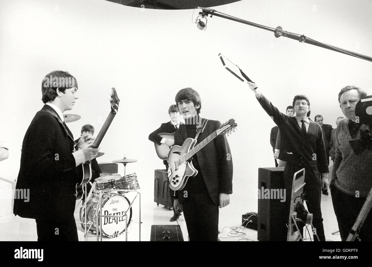Die Beatles auf einer Reihe von einem Fernsehstudio für A Hard Day Night am La Scala Theater in London Stockfoto