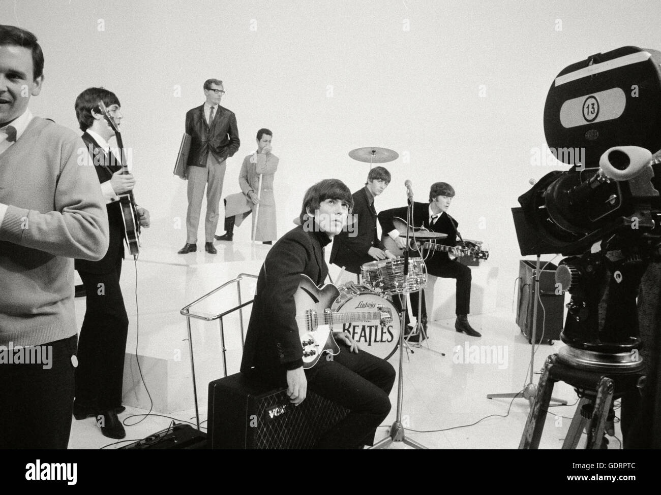 Die Beatles auf einer Reihe von einem Fernsehstudio für A Hard Day Night am La Scala Theater in London Stockfoto