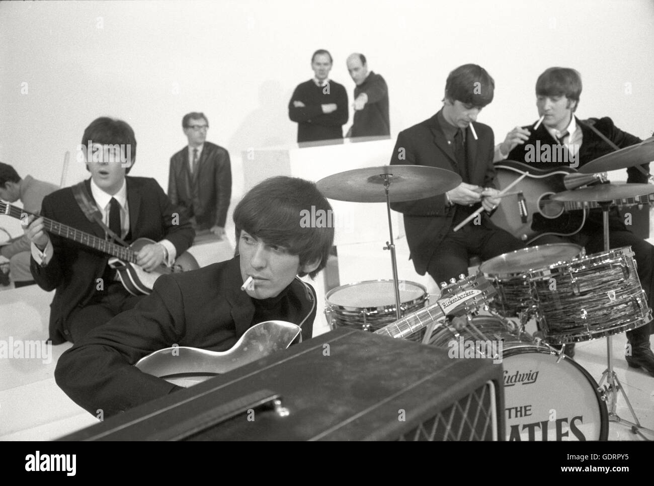 Die Beatles auf einer Reihe von TV-Studio für A Hard Day Night am La Scala Theater in London Stockfoto