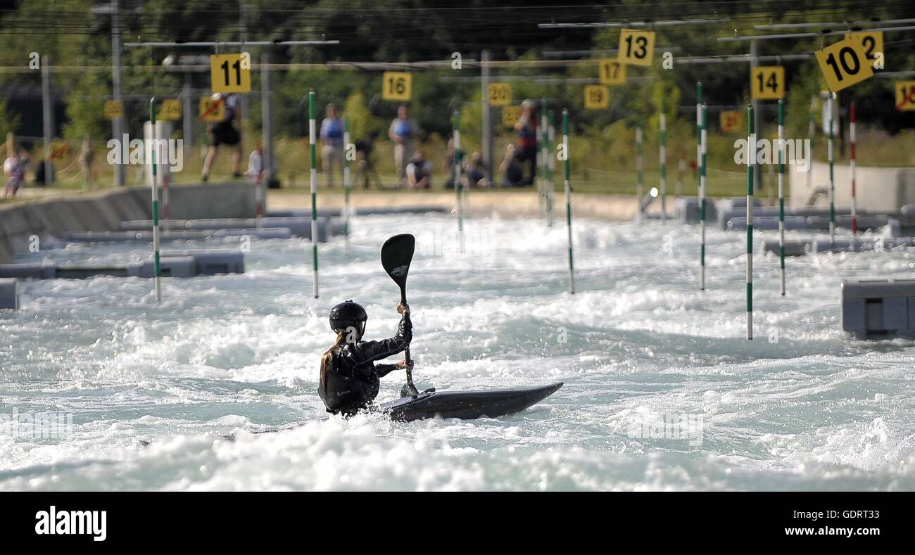 Lee Valley White Water Centre, Waltham Abbey, Hertfordshire, Großbritannien. 20. Juli 2016.  Der Kurs mit einer Kanute in der Silhouette. Britische Kanu Absenden Event für die Olympischen Spiele in Rio2016. Lee Valley White Water Centre. Waltham Abbey. Hetfordshire. VEREINIGTES KÖNIGREICH. 20.07.2016. Bildnachweis: Sport In Bilder/Alamy Live-Nachrichten Stockfoto