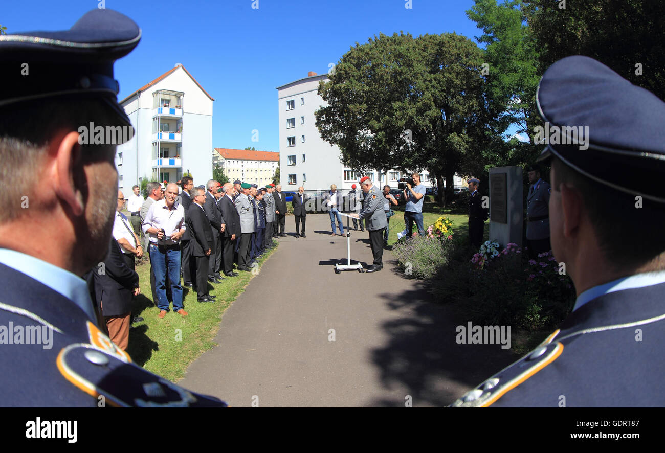 Magdeburg, Deutschland. 20. Juli 2016. Soldaten stehen Ehrengarde am Gedenkstein für Generalmajor Henning von Tresckow im Nord-Park in Magdeburg, Deutschland, 20. Juli 2016. Zum 72. Jahrestag des 20. Juli 1944, der Tag der gescheiterten Attentat auf Adolf Hitler, erinnert sich militärische Widerstandskämpfer Henning von Tresckow nahe seinem Geburtsort in Magdeburg. Nach dem gescheiterten Attentat auf Adolf Hitler nahm er sein Leben. Foto: JENS WOLF/Dpa/Alamy Live News Stockfoto