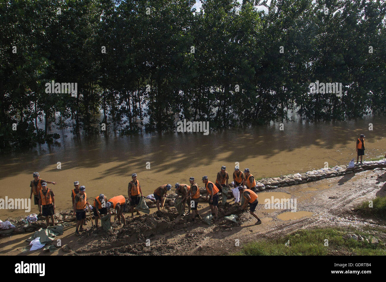 (160720)--TIANMEN, 20. Juli 2016 (Xinhua)--Soldaten verstärken den Damm des Hanbei River in Tianmen Stadt, Zentral-China Hubei Provinz, 20. Juli 2016. Die zivile Angelegenheiten Abteilung verlegt die Anwohner über Sicherheitsbedenken, wie Wasser in den nahe gelegenen Fluss Hanbei seine Warnung durch den letzten Starkregen erreicht hat. (Xinhua/Xiong Qi) (Wyl) Stockfoto