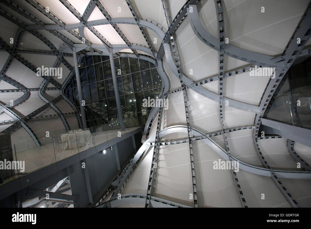 Rom, Italien. 19. Juli 2016. Öffnung für die Presse und Beleuchtung von "The Cloud", das neue Kongresszentrum Eur durch den berühmten Stararchitekten Massimiliano Fuksas. Der Cloud-Geschichte begann vor 18 Jahren, Wen, das Projekt begann, seine Konstruktion begann in 2008, aber vor allem auf die enormen Kosten der Oper, das Projekt dauerte fast 10 Jahre realisiert werden.  Bildnachweis: Insidefoto/Alamy Live-Nachrichten Stockfoto