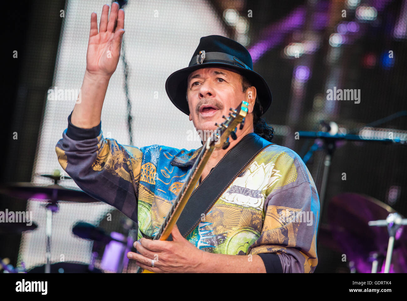 Gitarrist Carlos Santana durchführt mit seiner Band während der Jazz Open in Stuttgart, Deutschland, 16. Juli 2016. Die Veranstaltung fand in der Stuttgarter Zentrale Schlossplatz. Foto: Christoph Schmidt/dpa Stockfoto