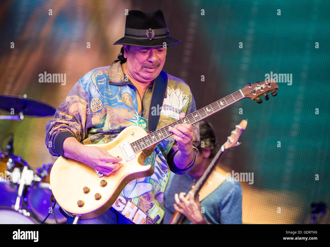 Gitarrist Carlos Santana durchführt mit seiner Band während der Jazz Open in Stuttgart, Deutschland, 16. Juli 2016. Die Veranstaltung fand in der Stuttgarter Zentrale Schlossplatz. Foto: Christoph Schmidt/dpa Stockfoto