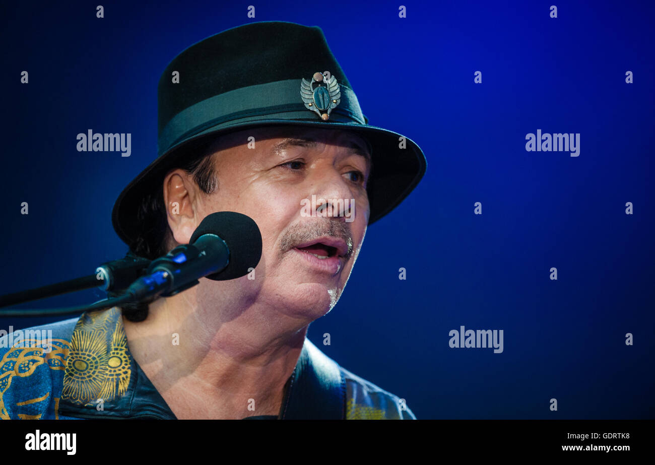 Gitarrist Carlos Santana durchführt mit seiner Band während der Jazz Open in Stuttgart, Deutschland, 16. Juli 2016. Die Veranstaltung fand in der Stuttgarter Zentrale Schlossplatz. Foto: Christoph Schmidt/dpa Stockfoto