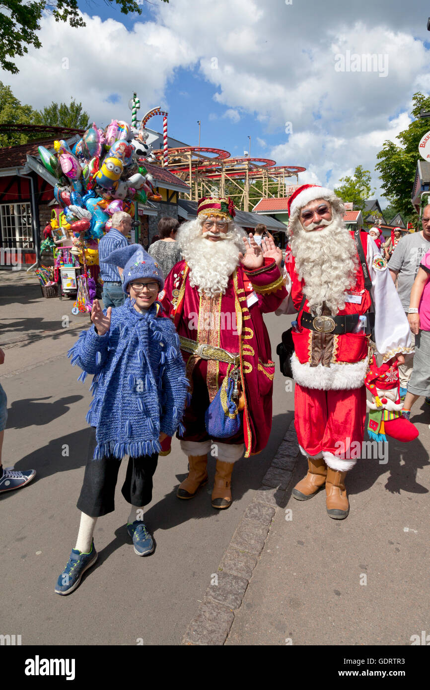 Klampenborg, Dänemark. 20. Juli 2016. Weihnachtsmänner und Elf aus Japan nach den Wettkämpfen. Seit mehr als 50 Jahren kommen Weihnachtsmänner aus der ganzen Welt dieser 3-Tage-Weltkongress Santa Claus am Bakken, der Vergnügungspark im Hirschpark nördlich von Kopenhagen zu halten. In der Sommerhitze unter Weihnachtsmänner aus mehr als zehn Ländern, Paraden, Unterhaltungen usw. gehören zum Programm an diesem letzten Tag des Kongresses ein Fünfkampf. Bildnachweis: Niels Quist/Alamy Live-Nachrichten Stockfoto
