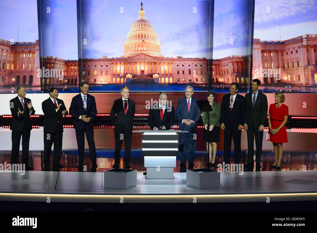 Cleveland, Ohio, USA. 19. Juli 2016. Vereinigte Staaten Senator Dan Sullivan (Republikanische von Alaska) macht Bemerkungen umgeben von Freshman republikanische US Senatoren gewählt im Jahr 2014 und US Senat Majority Leader Mitch McConnell (Republikanische of Kentucky) auf die 2016 Republican National Convention, Oder in der Quicken Loans Arena in Cleveland, Ohio am Dienstag, den 19. Juli 2016.Credit: Ron Sachs/CNP. © Ron Sachs/CNP/ZUMA Draht/Alamy Live-Nachrichten Stockfoto