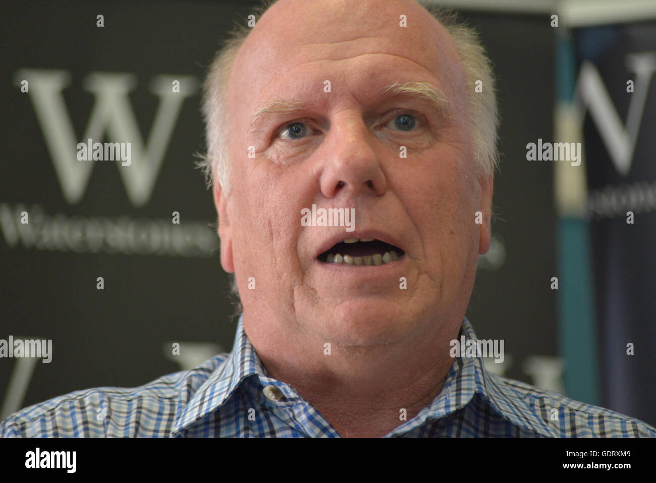 Manchester, UK. 20. Juli 2016. Peter Robinson, Autor, spricht über seinen neuen Roman "Wenn The Music über" am 20. Juli 2016, an der Deansgate Zweig Waterstones in Manchester, England. Bildnachweis: Jonathan Nicholson/Alamy Live-Nachrichten Stockfoto