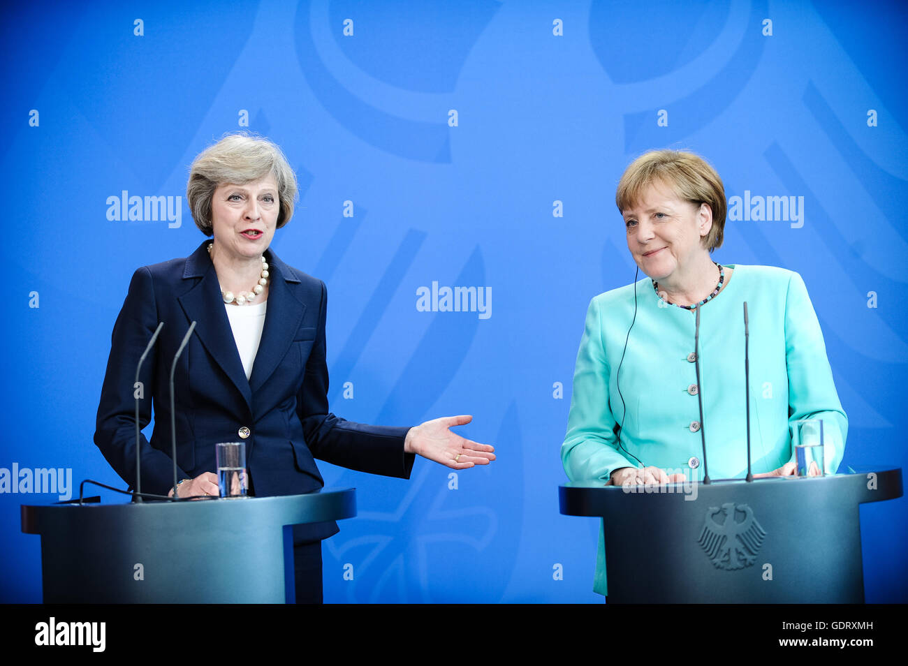 Berlin, Deutschland. 20. Juli 2016. Bundeskanzlerin Angela Merkel(R) und britische Premierminister Theresa können eine Pressekonferenz nach dem Treffen im Kanzleramt in Berlin, Deutschland, am 20. Juli 2016 teilnehmen. Großbritannien pflegen enge Wirtschaftsbeziehungen mit Deutschland trotz seine Absicht, die Europäische Union (EU), Ausfahrt Großbritanniens neuer Premierminister Theresa May sagte am Mittwoch bei ihrem Besuch in Deutschland. Bildnachweis: Yang Guo/Xinhua/Alamy Live-Nachrichten Stockfoto