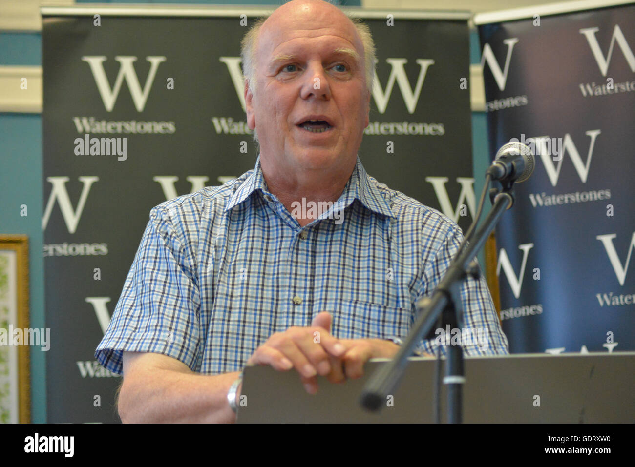 Manchester, UK. 20. Juli 2016. Peter Robinson, Autor, spricht über seinen neuen Roman "Wenn The Music über" am 20. Juli 2016, an der Deansgate Zweig Waterstones in Manchester, England. Bildnachweis: Jonathan Nicholson/Alamy Live-Nachrichten Stockfoto