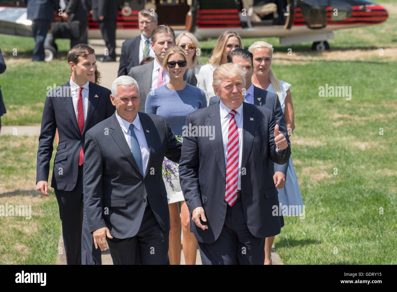 Cleveland, Vereinigte Staaten von Amerika. 20. Juli 2016. GOP Präsidentschaftskandidaten Donald Trump geht mit Vize-Präsidentenkandidat Indiana Gouverneur Mike Pence und seinen Kindern, wie er für die Republican National Convention 20. Juli 2016 in Cleveland, Ohio ankommt. Trump flog in den See-Flughafen mit seinem Privatjet und dann per Hubschrauber für eine große Anreise. Bildnachweis: Planetpix/Alamy Live-Nachrichten Stockfoto