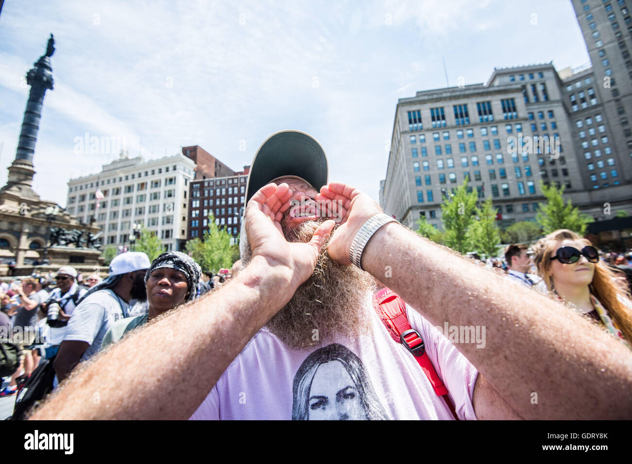 Cleveland, USA. 20. Juli 2016. 20. Juli 2016; Cleveland, Ohio, USA; Demonstranten schreien in der Anzeige der Westboro Baptist Church in der Innenstadt von Cleveland auf dem Gelände der Republican National Convention. Credit: Ken Blaze/Alamy Live-Nachrichten Stockfoto