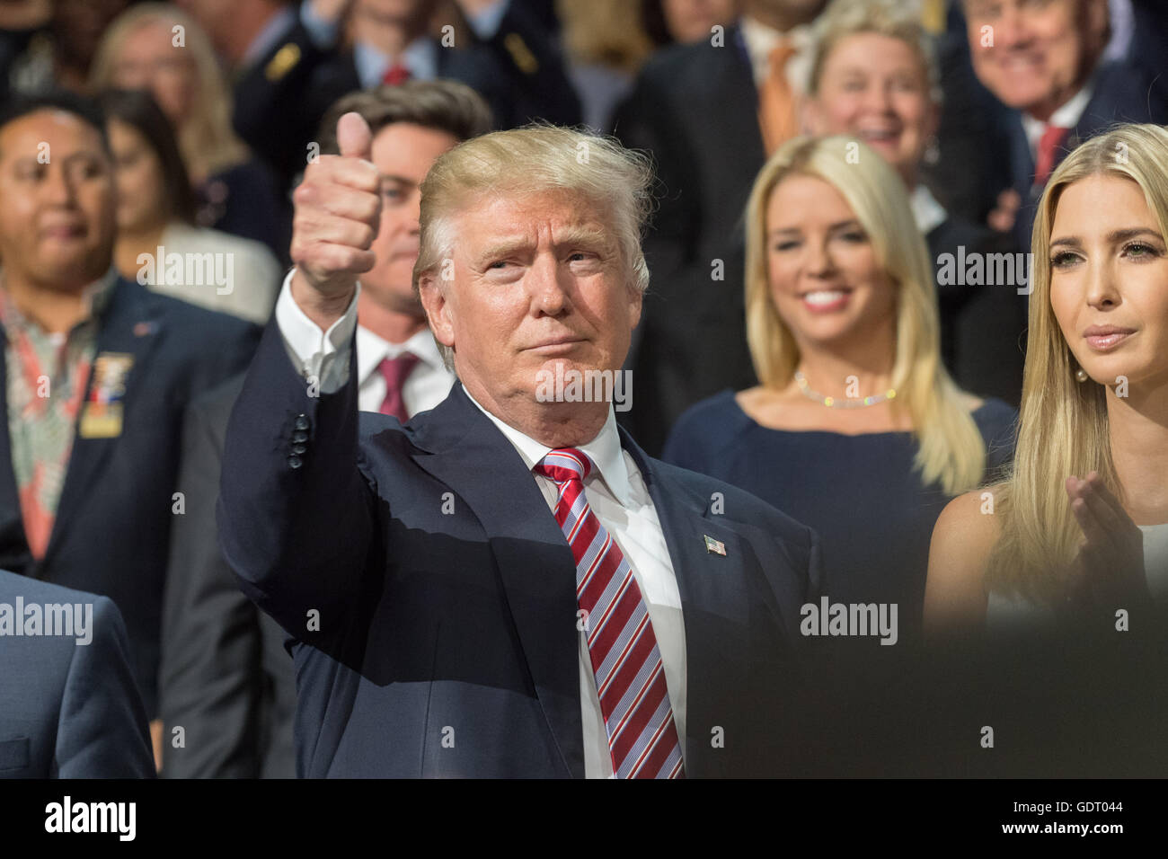 Cleveland, Vereinigte Staaten von Amerika. 20. Juli 2016. GOP Präsidentschaftskandidaten Donald Trump Gesten nach der Ankunft in der VIP-Loge am dritten Tag der Republican National Convention 20. Juli 2016 in Cleveland, Ohio. Bildnachweis: Planetpix/Alamy Live-Nachrichten Stockfoto