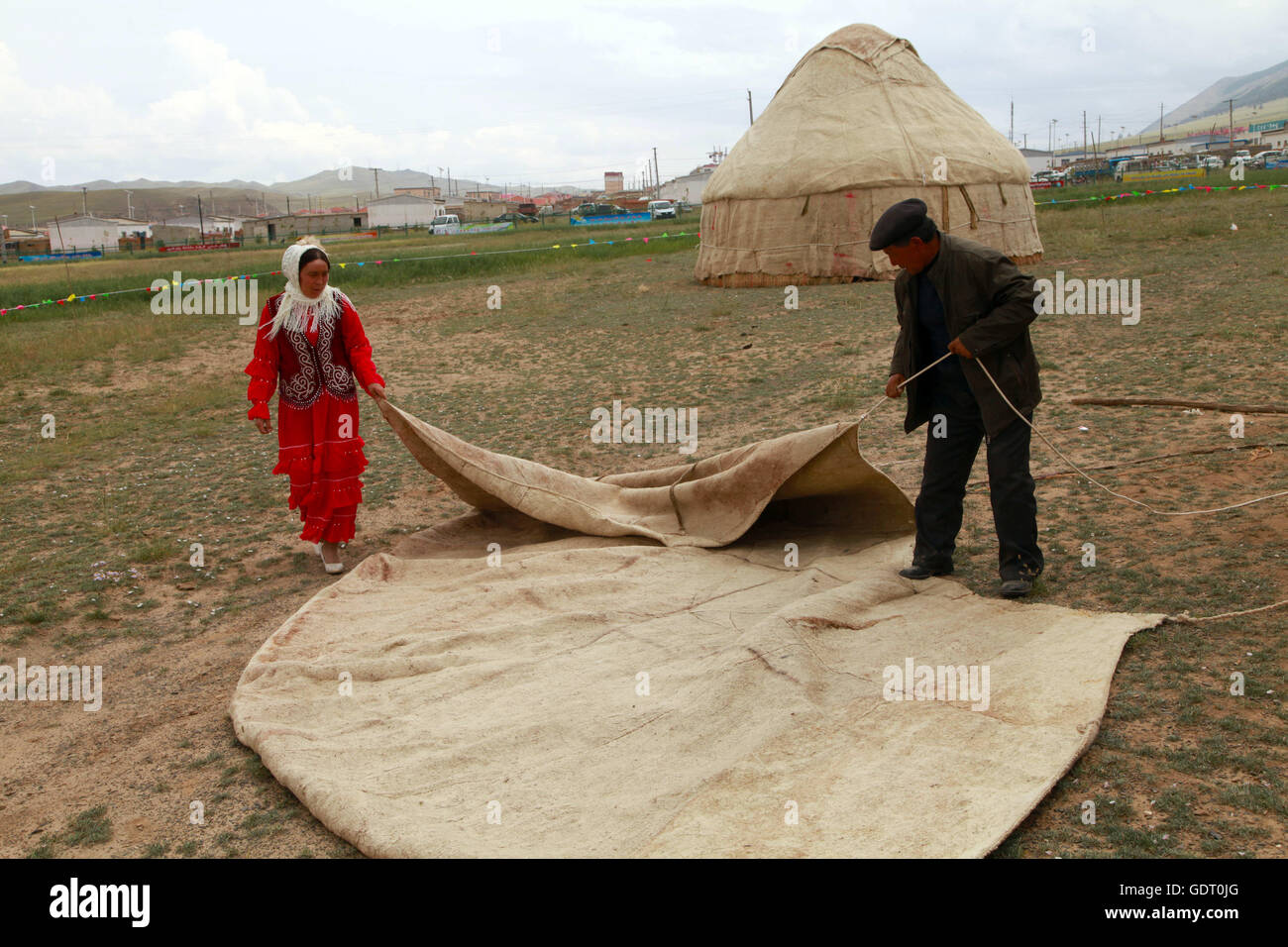 Hami, Hami, China. 16. Juli 2016. Hami, China - 16. Juli 2016: (Nur zur redaktionellen Verwendung. CHINA aus) Kasachen in Jurten Leben, so dass sie bequem mit anderen Hochebenen bewegen können. Einer traditionellen Jurte (aus den Turksprachen) oder d (Mongolisch) ist ein tragbares, Runde Zelt bedeckt mit Fellen oder fühlte und von Nomaden in den Steppen Zentralasiens als Wohnhaus genutzt. Die Struktur umfasst eine abgewinkelte Montage oder Gitterwerk Stücke aus Holz oder Bambus für Wände, Türrahmen, Rippen (Polen, Sparren) und ein Rad (Krone, Druckring) möglicherweise Dampf gebogen. Die Dachkonstruktion ist oft selbsttragend, Stockfoto