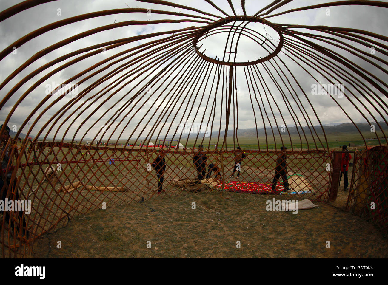 Hami, Hami, China. 16. Juli 2016. Hami, China - 16. Juli 2016: (Nur zur redaktionellen Verwendung. CHINA aus) Kasachen in Jurten Leben, so dass sie bequem mit anderen Hochebenen bewegen können. Einer traditionellen Jurte (aus den Turksprachen) oder d (Mongolisch) ist ein tragbares, Runde Zelt bedeckt mit Fellen oder fühlte und von Nomaden in den Steppen Zentralasiens als Wohnhaus genutzt. Die Struktur umfasst eine abgewinkelte Montage oder Gitterwerk Stücke aus Holz oder Bambus für Wände, Türrahmen, Rippen (Polen, Sparren) und ein Rad (Krone, Druckring) möglicherweise Dampf gebogen. Die Dachkonstruktion ist oft selbsttragend, Stockfoto
