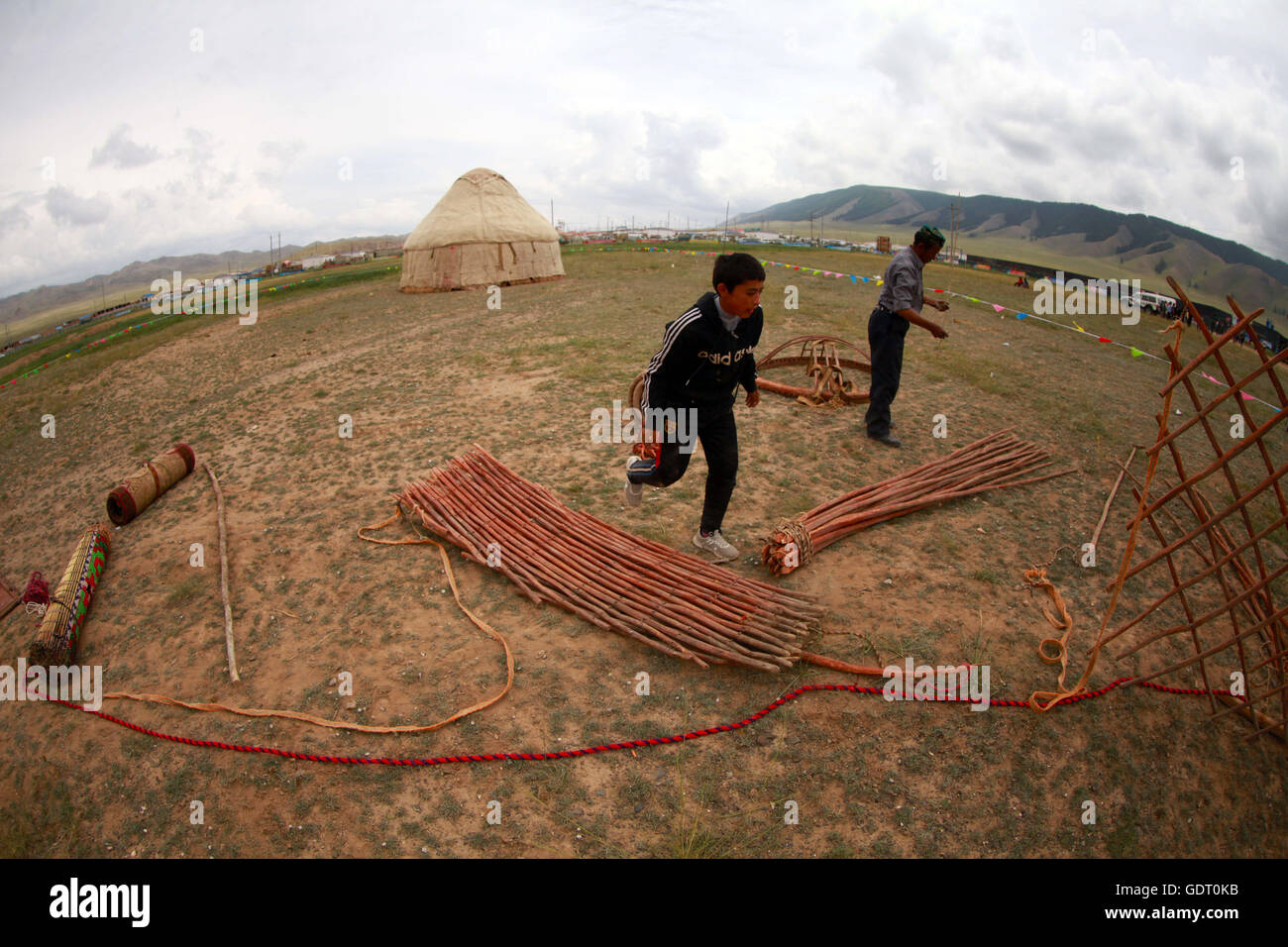 Hami, Hami, China. 16. Juli 2016. Hami, China - 16. Juli 2016: (Nur zur redaktionellen Verwendung. CHINA aus) Kasachen in Jurten Leben, so dass sie bequem mit anderen Hochebenen bewegen können. Einer traditionellen Jurte (aus den Turksprachen) oder d (Mongolisch) ist ein tragbares, Runde Zelt bedeckt mit Fellen oder fühlte und von Nomaden in den Steppen Zentralasiens als Wohnhaus genutzt. Die Struktur umfasst eine abgewinkelte Montage oder Gitterwerk Stücke aus Holz oder Bambus für Wände, Türrahmen, Rippen (Polen, Sparren) und ein Rad (Krone, Druckring) möglicherweise Dampf gebogen. Die Dachkonstruktion ist oft selbsttragend, Stockfoto