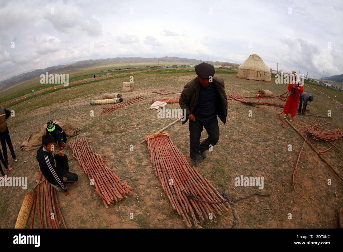 Hami, Hami, China. 16. Juli 2016. Hami, China - 16. Juli 2016: (Nur zur redaktionellen Verwendung. CHINA aus) Kasachen in Jurten Leben, so dass sie bequem mit anderen Hochebenen bewegen können. Einer traditionellen Jurte (aus den Turksprachen) oder d (Mongolisch) ist ein tragbares, Runde Zelt bedeckt mit Fellen oder fühlte und von Nomaden in den Steppen Zentralasiens als Wohnhaus genutzt. Die Struktur umfasst eine abgewinkelte Montage oder Gitterwerk Stücke aus Holz oder Bambus für Wände, Türrahmen, Rippen (Polen, Sparren) und ein Rad (Krone, Druckring) möglicherweise Dampf gebogen. Die Dachkonstruktion ist oft selbsttragend, Stockfoto