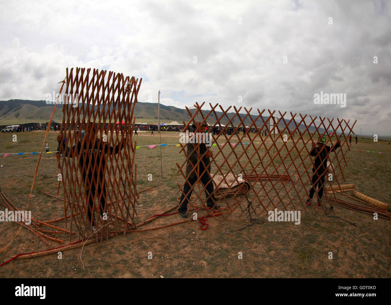 Hami, Hami, China. 16. Juli 2016. Hami, China - 16. Juli 2016: (Nur zur redaktionellen Verwendung. CHINA aus) Kasachen in Jurten Leben, so dass sie bequem mit anderen Hochebenen bewegen können. Einer traditionellen Jurte (aus den Turksprachen) oder d (Mongolisch) ist ein tragbares, Runde Zelt bedeckt mit Fellen oder fühlte und von Nomaden in den Steppen Zentralasiens als Wohnhaus genutzt. Die Struktur umfasst eine abgewinkelte Montage oder Gitterwerk Stücke aus Holz oder Bambus für Wände, Türrahmen, Rippen (Polen, Sparren) und ein Rad (Krone, Druckring) möglicherweise Dampf gebogen. Die Dachkonstruktion ist oft selbsttragend, Stockfoto