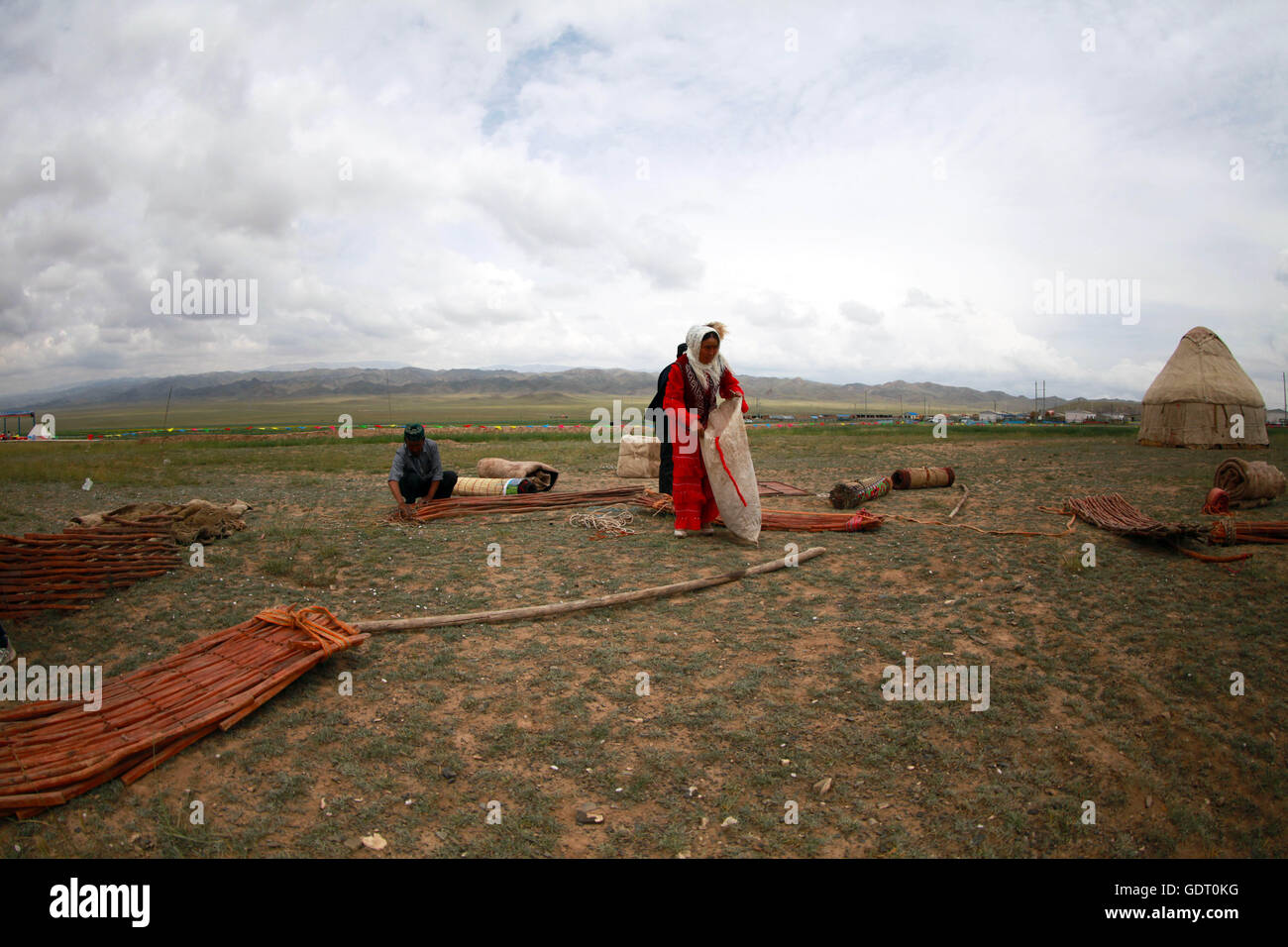 Hami, Hami, China. 16. Juli 2016. Hami, China - 16. Juli 2016: (Nur zur redaktionellen Verwendung. CHINA aus) Kasachen in Jurten Leben, so dass sie bequem mit anderen Hochebenen bewegen können. Einer traditionellen Jurte (aus den Turksprachen) oder d (Mongolisch) ist ein tragbares, Runde Zelt bedeckt mit Fellen oder fühlte und von Nomaden in den Steppen Zentralasiens als Wohnhaus genutzt. Die Struktur umfasst eine abgewinkelte Montage oder Gitterwerk Stücke aus Holz oder Bambus für Wände, Türrahmen, Rippen (Polen, Sparren) und ein Rad (Krone, Druckring) möglicherweise Dampf gebogen. Die Dachkonstruktion ist oft selbsttragend, Stockfoto
