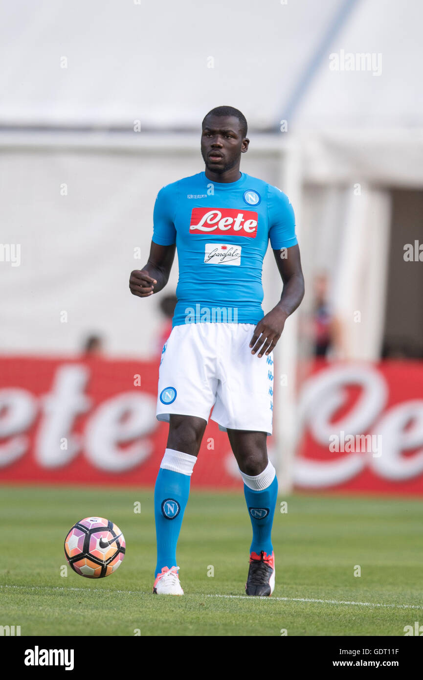 Dimaro, Italien. 18. Juli 2016. Kalidou Koulibaly (Napoli) Fußball: Vorsaison Freundschaftsspiel zwischen SSC Napoli 10-0 Anaune Val di Non Dimaro-Stadion in Dimaro, Italien. © Maurizio Borsari/AFLO/Alamy Live-Nachrichten Stockfoto