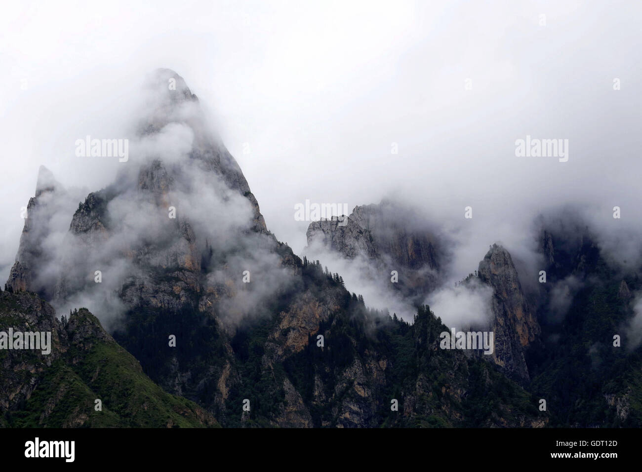 Gannan, Gannan, China. 12. Juli 2016. Gannan, China - 12. Juli 2016: (Nur zur redaktionellen Verwendung. CHINA aus) GÂ¨Â¡nnÂ¨Â ¢ n tibetischen autonomen Präfektur ist eine autonome Präfektur im Süden der Provinz Gansu, China. Freuen Sie sich auf Xiahe und Labrang Kloster, Luqu, Maqu, und anderen meist tibetischen Städten und Dörfern. Gannan hat eine Fläche von 40.898 km2 (15.791 Quadrat-Meile) und seine Hauptstadt ist Hezuo (Zoi). Im ersten Jahr der Ausrufung der autonomen Bezirk Gannan war die Kreisstadt an der Labrang Stadt Sangqu. © SIPA Asien/ZUMA Draht/Alamy Live-Nachrichten Stockfoto