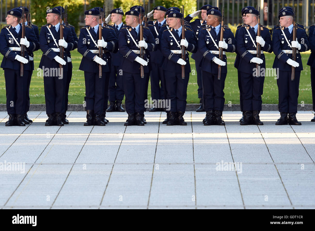 Berlin, Deutschland. 20. Juli 2016. Deutsche Soldaten sind während der Gedenkstätte zum 72. Jahrestag des gescheiterten Attentats auf Adolf Hitler durch die Widerstandskämpfer in Berlin, Deutschland, 20. Juli 2016 vereidigt. Foto: MAURIZIO GAMBARINI/Dpa/Alamy Live News Stockfoto