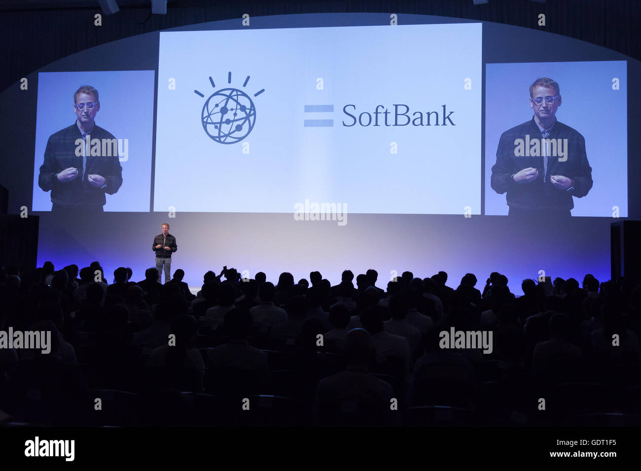 Tokio, Japan. 21. Juli 2016. IBM Watson chief David Kenny, spricht auf der Konferenz von SoftBank World 2016 am 21. Juli 2016, Tokio, Japan. Masayoshi Son, Chairman und CEO von SoftBank sprach über die Entscheidung zum Erwerb Großbritanniens größten Technologieunternehmen ARM Holdings Plc und sein Ziel zu entwickeln fortschrittliche künstliche Intelligenz bis 2018. Honda Motor Co., Ltd. und IBM Watson auch angekündigt, dass sie gemeinsam mit SoftBank, künstliche Intelligenz-Technologie für Verkehrs- und computing-Anwendungen zu implementieren. © Rodrigo Reyes Marin/AFLO/Alamy Live News Bildnachweis: Aflo Co. Stockfoto