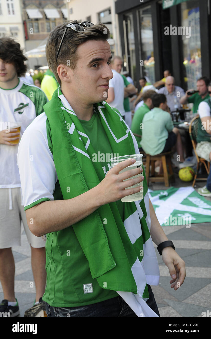 Kopenhagen, Dänemark. 21. Juli 2016. Copenhagen Denmark  21 Juli 2016-Hibernian Ednin Burgh Fans genießen Sommer Julitag in Copenhagen cool Themselv mit dänischen Bier Hibernian Edinburgh spielen heute Abend Spiel gegen dänische club Brondby (Brøndbyfootballteam) in Kopenhagen Dänemark /Photo. Francis Joseph Dean/Deanpictures. Bildnachweis: Francis Joseph Dean/Deanpictures/Alamy Live-Nachrichten Stockfoto