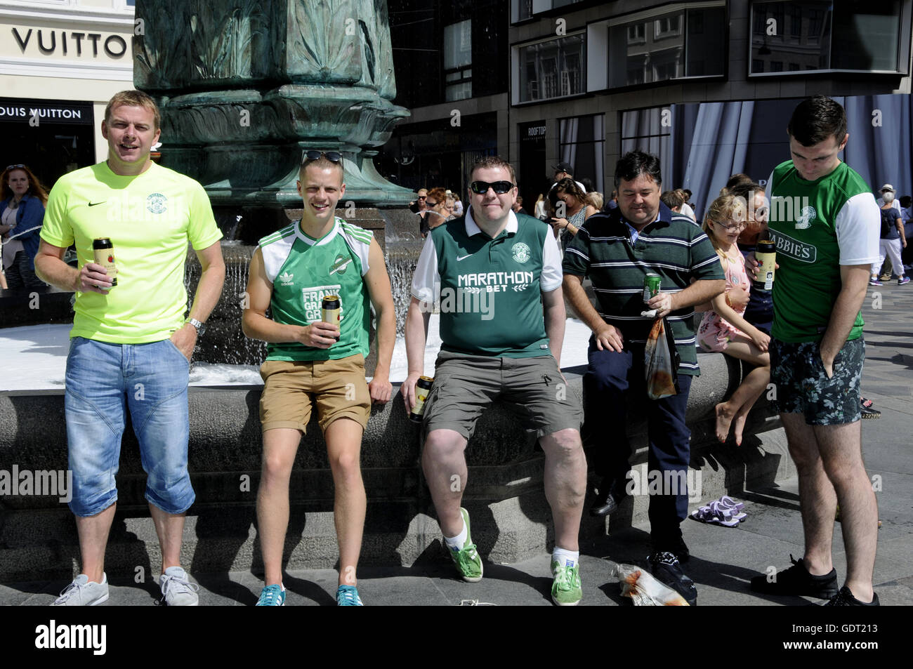 Kopenhagen, Dänemark. 21. Juli 2016. Copenhagen Denmark  21 Juli 2016-Hibernian Ednin Burgh Fans genießen Sommer Julitag in Copenhagen cool Themselv mit dänischen Bier Hibernian Edinburgh spielen heute Abend Spiel gegen dänische club Brondby (Brøndbyfootballteam) in Kopenhagen Dänemark /Photo. Francis Joseph Dean/Deanpictures. Bildnachweis: Francis Joseph Dean/Deanpictures/Alamy Live-Nachrichten Stockfoto