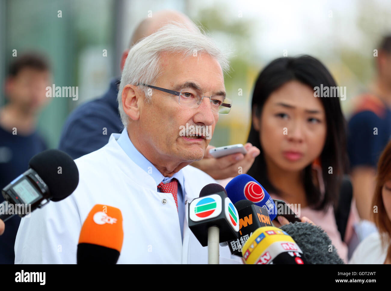 Würzburg, Deutschland. 21. Juli 2016. Ärztlicher Direktor der Universitaetsklinikum, Georg Ertl, sprechen außerhalb des Krankenhauses in Würzburg, Deutschland, 21. Juli 2016. Der ärztliche Direktor des Universitätsklinikums gab Auskunft über den Zustand der Menschen, die bei einem Axt Angriff auf 19,07 verletzt wurden. in Würzburg. Foto: KARL-JOSEF HILDENBRAND/DPA/Alamy Live-Nachrichten Stockfoto