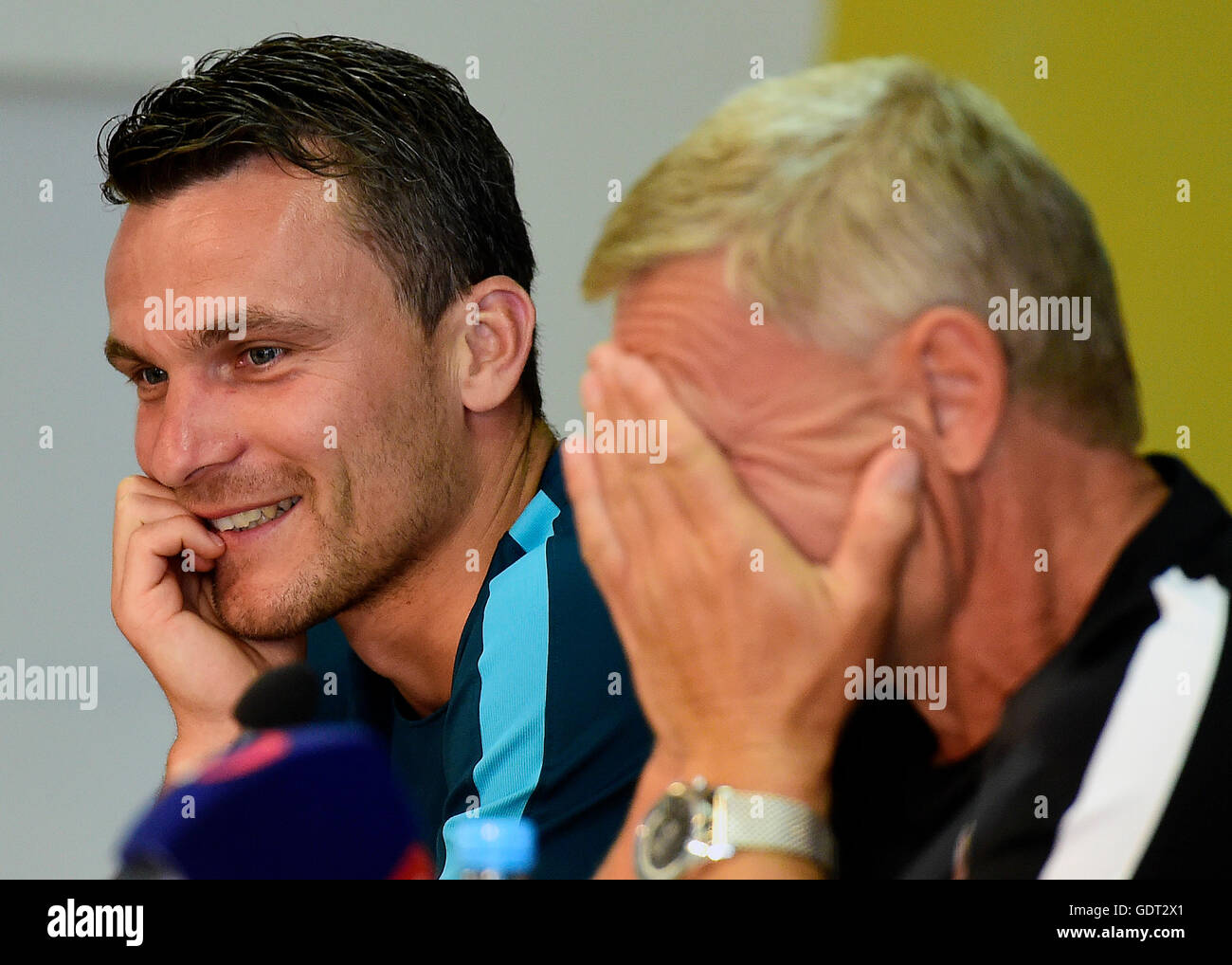 Prag, Tschechische Republik. 21. Juli 2016. Coach von Sparta Praha Zdenek Scasny (rechts) und Spieler David Lafata sprechen während der Pressekonferenz vor Beginn der neuen Saison in Prag, Tschechische Republik, 21. Juli 2016. © Roman Vondrous/CTK Foto/Alamy Live-Nachrichten Stockfoto