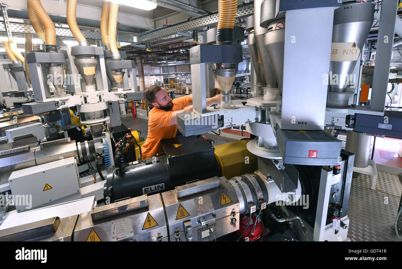 Weissandt Goelzau, Deutschland. 7. Juli 2016. Ein Mitarbeiter betreut eine  Besetzung Extrusion Maschine zur Herstellung Stretchfolie in der Fabrik der  Kunststoffhersteller POLIFILM in Weissandt Goelzau, Deutschland, 7. Juli  2016. Der Konzern mit