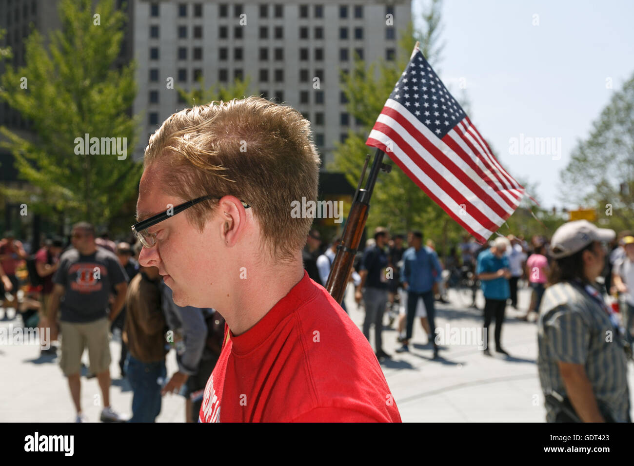 Cleveland, Ohio, USA. 20. Juli 2016. Kevin Kvasnicka, 22, aus Lakewood, OH trägt sein Gewehr, eine 1942 Mosin-Nagant, in Public Square, außerhalb der Republikaner Natioanal. Bildnachweis: John Orvis/Alamy Live-Nachrichten Stockfoto