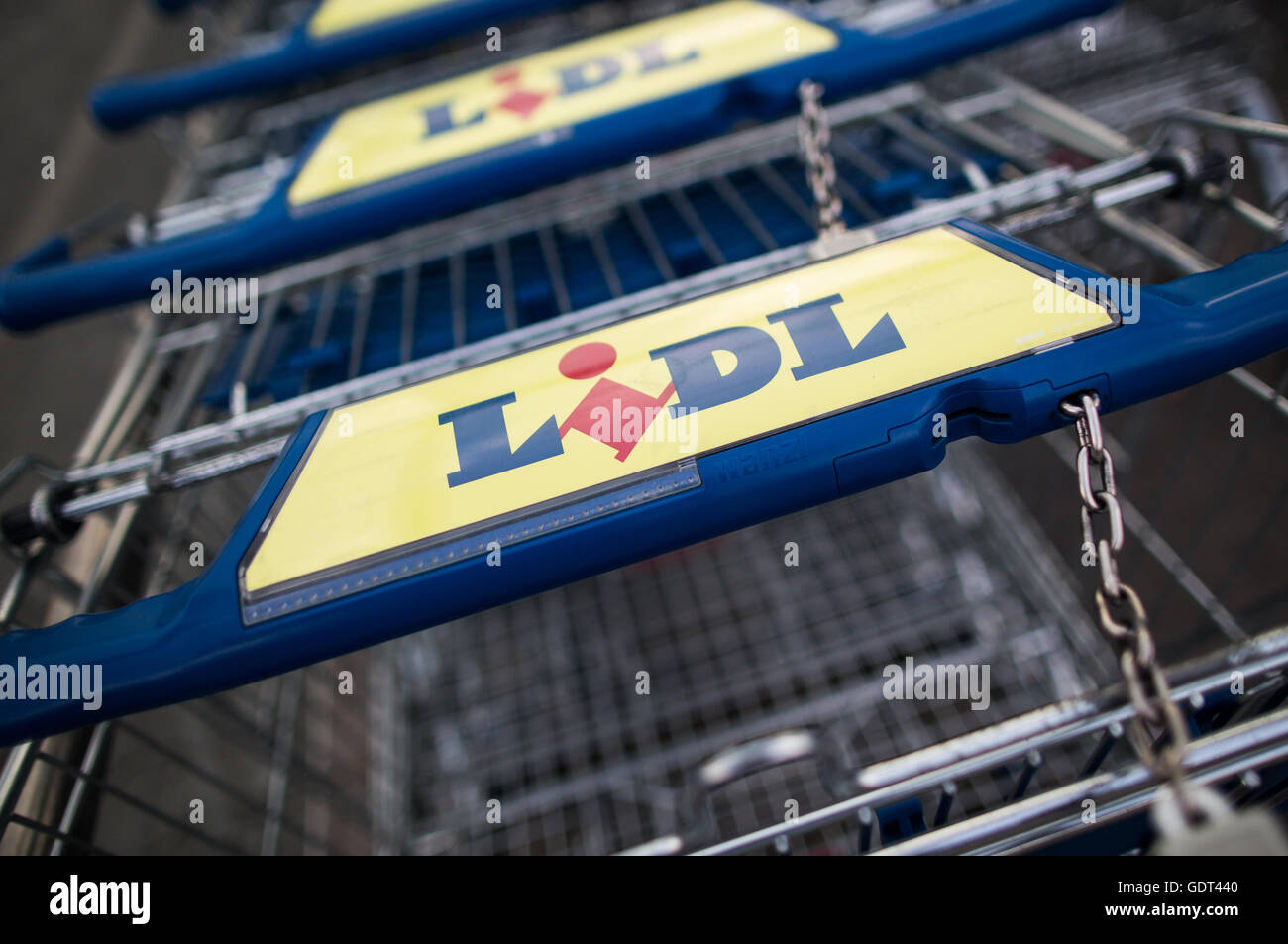 "Lidl" wird auf Einkaufswagen außerhalb eines Ladens in Herten, Deutschland, 20. Juli 2016 gedruckt. FOTO: MARCEL KUSCH/DPA Stockfoto