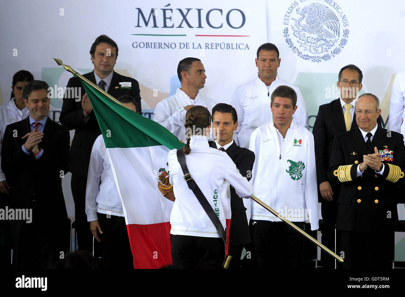 Mexico City, Mexiko. 21. Juli 2016. Mexikanische Präsident Enrique Pena Nieto (3. R Front) übergibt die Nationalflagge an mexikanische Athleten Daniela Campuzano während der Flag-Lager-Zeremonie der mexikanischen Olympische und Paralympische Delegationen in Mexiko-Stadt, Hauptstadt von Mexiko, am 21. Juli 2016. © Str/Xinhua/Alamy Live-Nachrichten Stockfoto