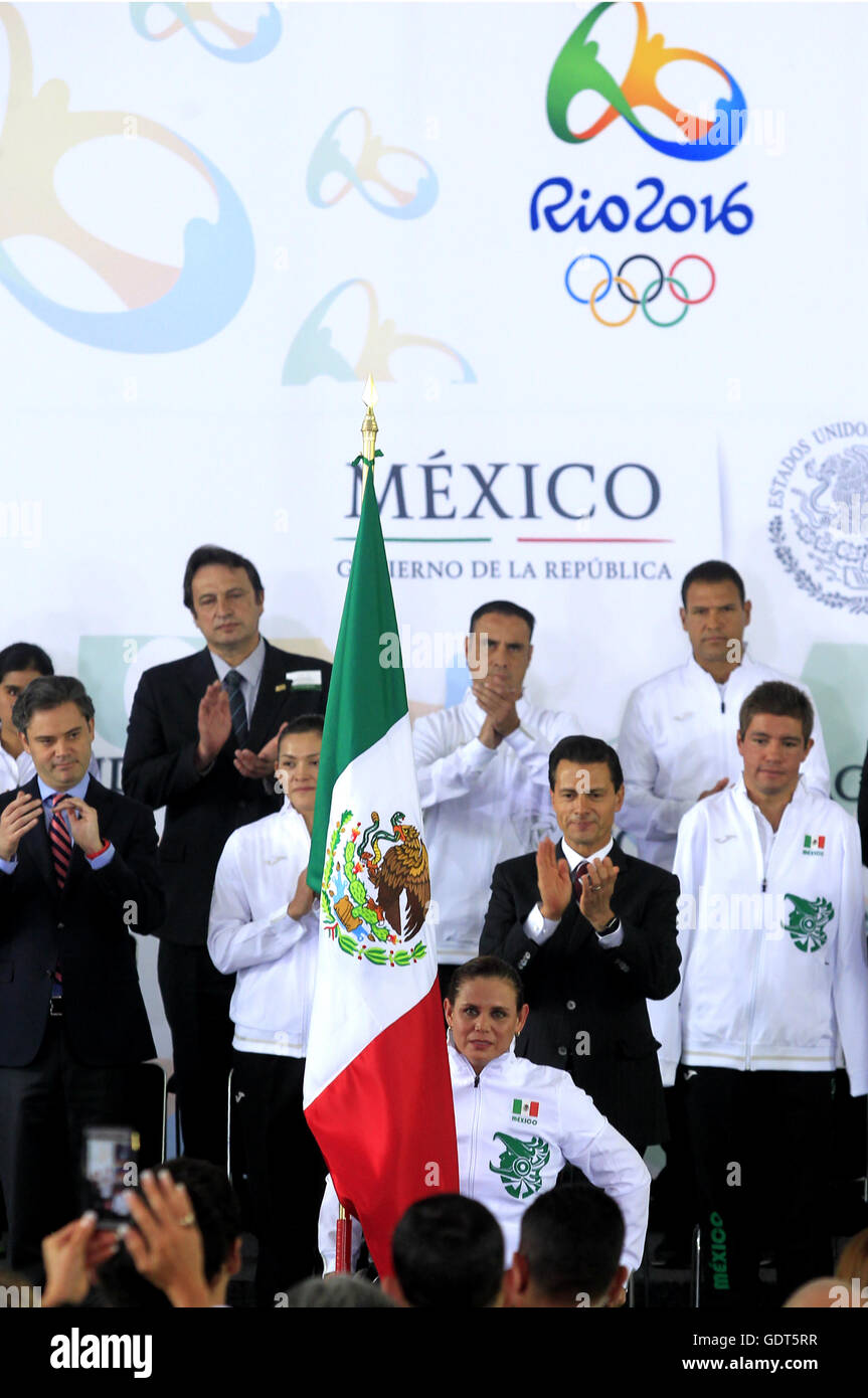 Mexico City, Mexiko. 21. Juli 2016. Mexikanische Präsident Enrique Pena Nieto (3. R) begrüßt, während Schwimmer Nely Miranda (C Front) die Nationalflagge während der Flag-Lager-Zeremonie der mexikanischen Olympische und Paralympische Delegationen in Mexiko-Stadt, Hauptstadt von Mexiko, am 21. Juli 2016 hält. © Str/Xinhua/Alamy Live-Nachrichten Stockfoto