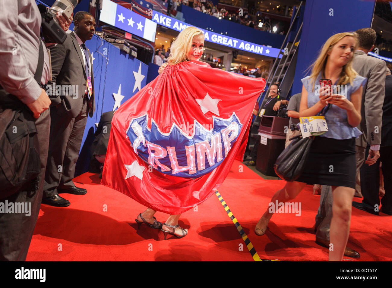 Cleveland, Ohio, USA; 21. Juli 2016: Eine Frau aus Minneapolis, Minnesota, modelliert eine Trump Kap auf der Republican National Convention. (Philip Scalia/Alamy Live-Nachrichten) Stockfoto