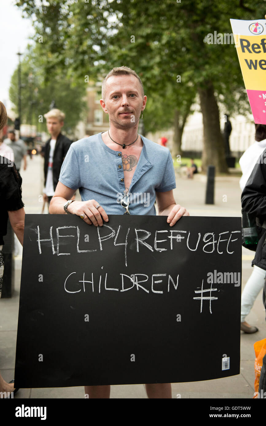 London, UK. 21. Juli 2016. Demonstrant hält eine Plakat-Lesung: "helfen Flüchtlingen Kinder #' während der Notfall Protest -"Stop Deportationen zu Kriegsgebieten"organisiert von Help4Refugee Kindern. Demonstranten versammelten sich vor der Downing Street auf Nachfrage Regierung auf Abschiebung von Flüchtlingen betroffene Ländern Krieg zu beenden. Bildnachweis: ZEN - Zaneta Razaite / Alamy Live News Stockfoto