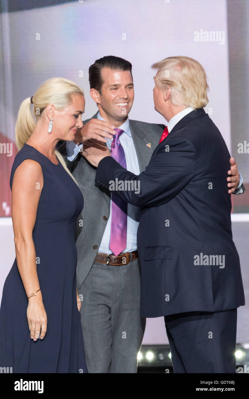 Cleveland, Ohio, USA. 21. Juli 2016. GOP Präsidentschaftskandidat Donald Trump grüßt Don Sohn und Schwiegertochter Vanessa Trump nach der Annahme der Partei Nominierung für das Präsidentenamt am Finaltag der Republican National Convention 21. Juli 2016 in Cleveland, Ohio. Bildnachweis: Planetpix/Alamy Live-Nachrichten Stockfoto