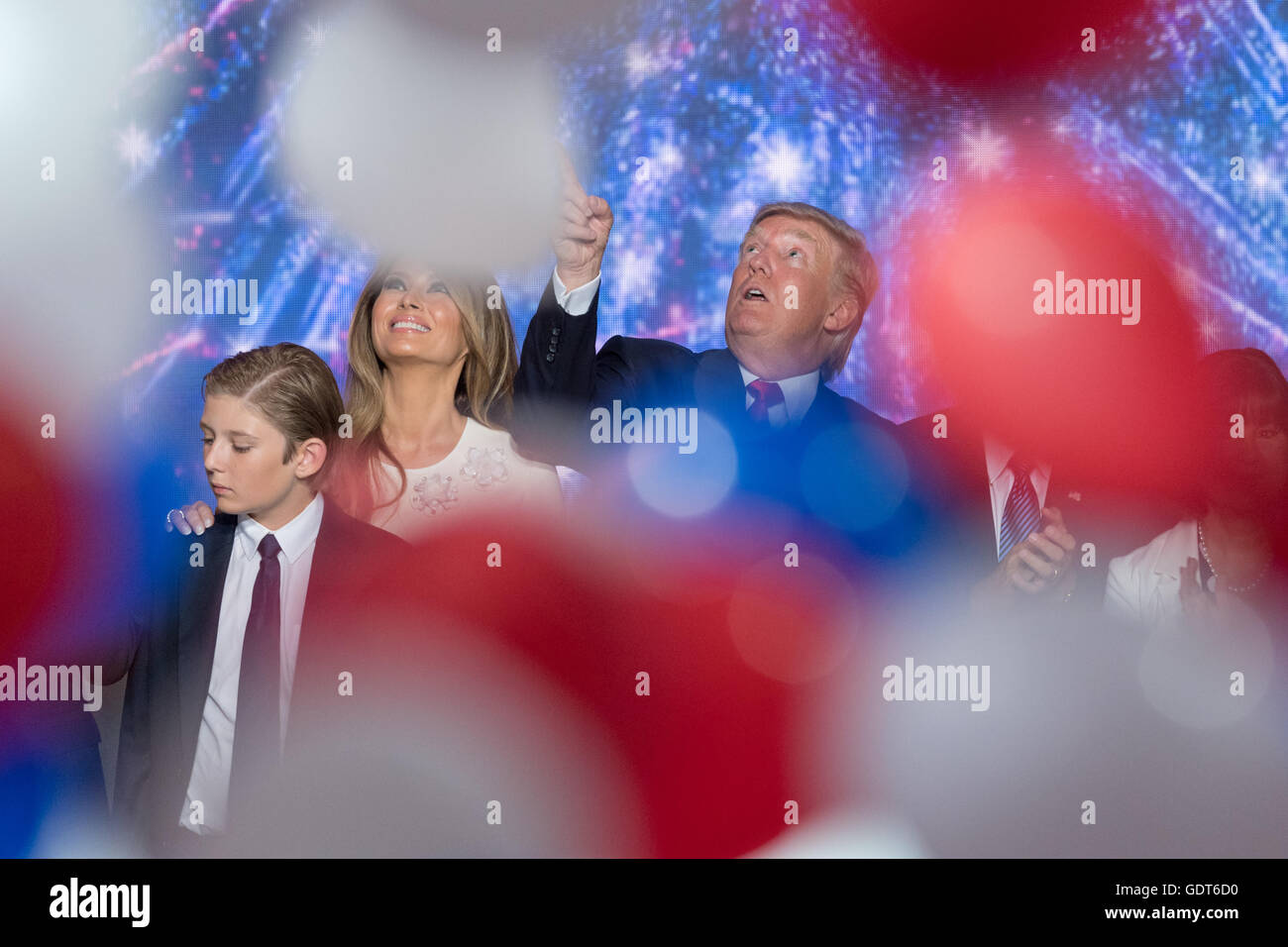 Cleveland, Ohio, USA. 21. Juli 2016. GOP Präsidentschaftskandidat Donald Trump und Familienmitglieder beobachten, wie Ballons und Konfetti fallen nach der Annahme der Partei Nominierung für das Präsidentenamt am Finaltag der Republican National Convention 21. Juli 2016 in Cleveland, Ohio. Bildnachweis: Planetpix/Alamy Live-Nachrichten Stockfoto