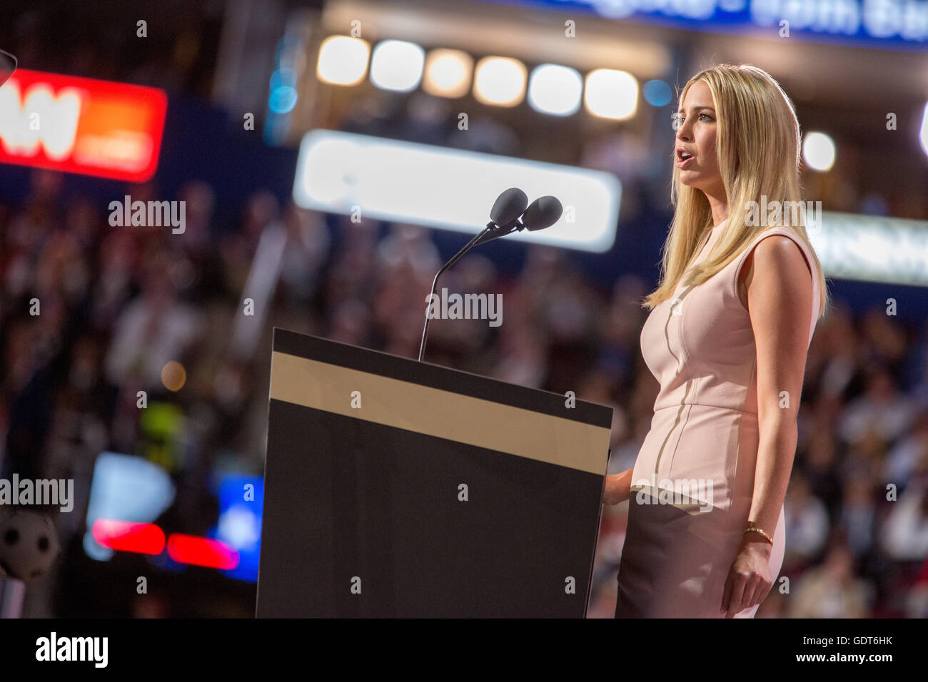 Cleveland, Ohio, USA; 21. Juli 2016: Ivanka Trump stellt ihr Vater Donald am letzten Abend der Republican National Convention. (Philip Scalia/Alamy Live-Nachrichten) Stockfoto