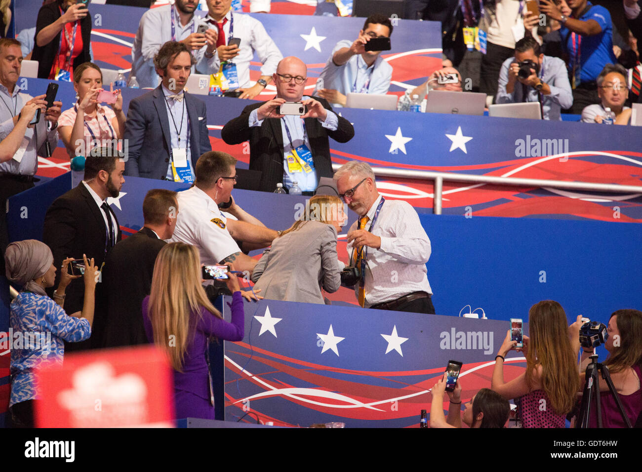 Cleveland, Ohio, USA; 21. Juli 2016: Code Pink Gründer Medea Benjamin infiltriert die Republican National Convention und wird gestoppt, indem Beamte bei dem Versuch, einen Anti-Trump-Banner zu entfalten. (Philip Scalia/Alamy Live-Nachrichten) Stockfoto