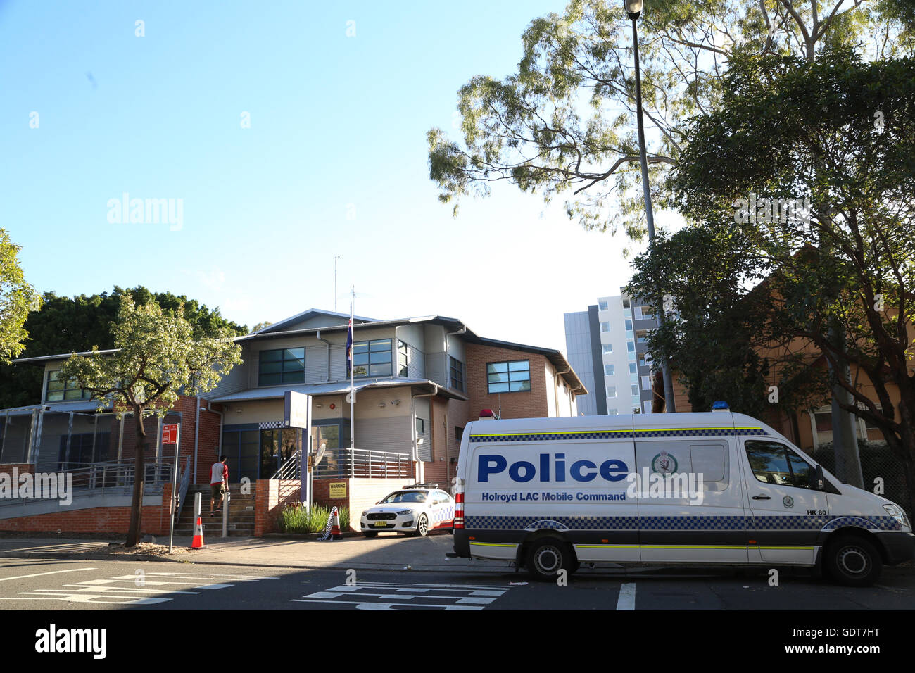 Sydney, Australien. 22. Juli 2016. Die Tür zum Parkplatz der Merrylands Polizeistation in western Sydney wurde nach einem Mann rammt sein Auto in der Tür zum Parkplatz repariert. Bildnachweis: Richard Milnes/Alamy Live-Nachrichten Stockfoto