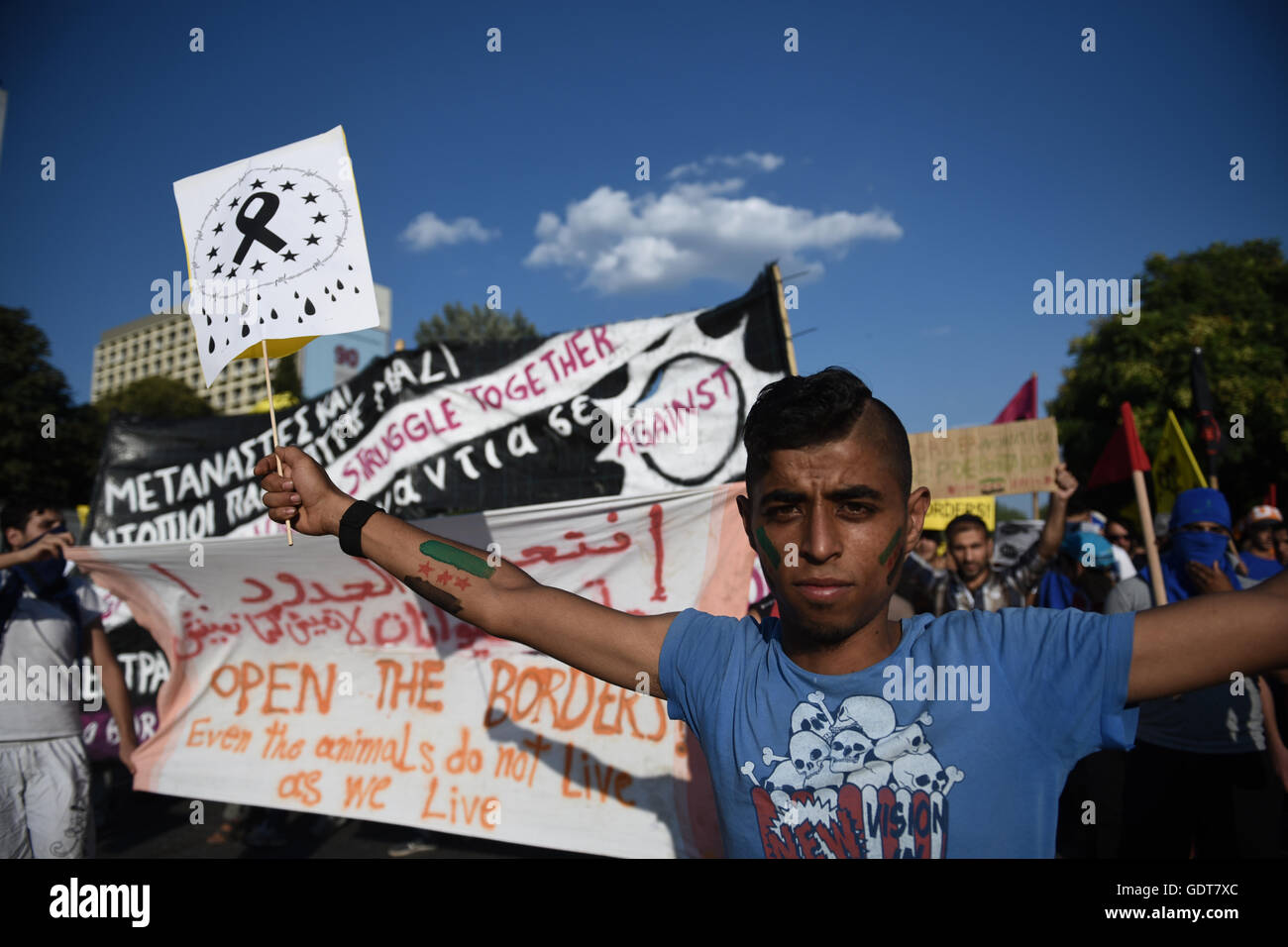 Thessaloniki, Griechenland. 21. Juli 2016. Am 21. Juli 2016 demonstrierten tausende von Demonstranten, die meisten von ihnen Flüchtlinge in Griechenland gestrandet waren, in Thessaloniki, Griechenland. Demonstranten marschierten durch die Straßen der Stadt fordert Öffnung innerhalb der Europäischen Union Credit Grenze: Giannis Papanikos/Alamy Live News Stockfoto