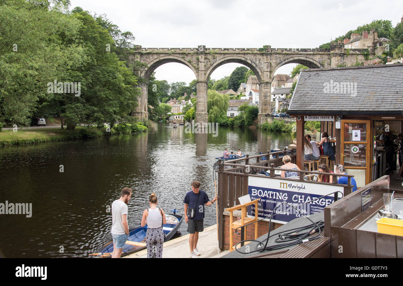 Knaresborough, UK. 21. Juli 2016. Hunde schwimmen, touristischen Booten genießen Besucher genießen die kühlere Tag Bye Flusses Nidd befindet sich im historischen Markt und Spa Stadt Teil Knaresborough, als Chenaresburg, d. h. "Cenheards Festung" im Domesday Book erwähnt. © Clifford Norton/Alamy Leben Stockfoto