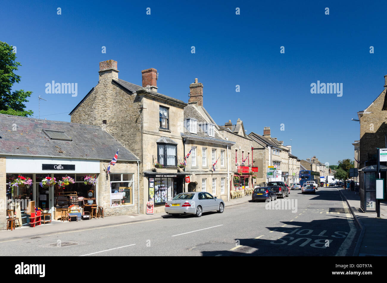 Reihe von Geschäften in West Street, Chipping Norton Stockfoto