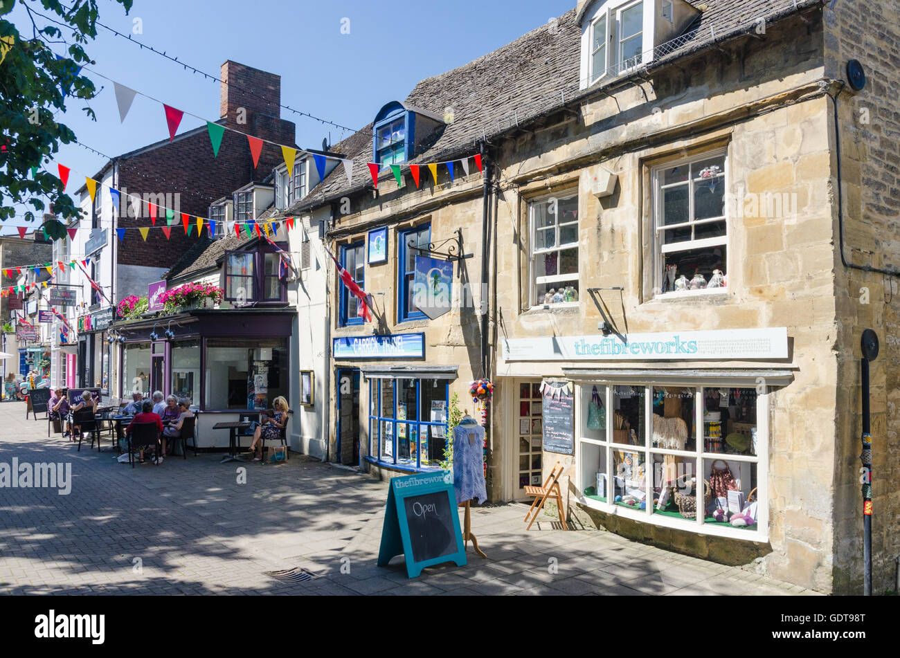 Geschäfte und Cafés in der mittleren Zeile in Chipping Norton Stockfoto